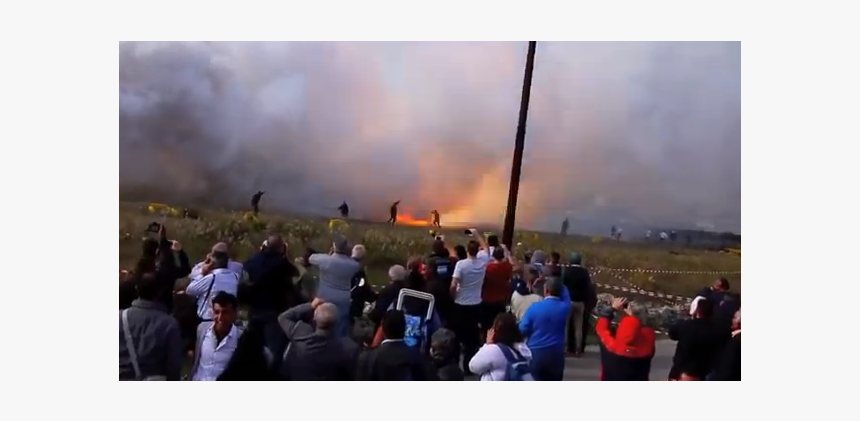 Un Show De Fuegos Artificiales Que Sale Demasiado Mal - Crowd, HD Png Download