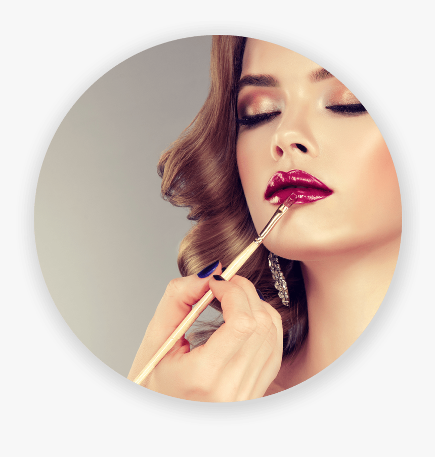 Hand Of Make-up Master, Painting Lips Of Young Beautiful - Maquillage Fêtes De Fin D Année, HD Png Download