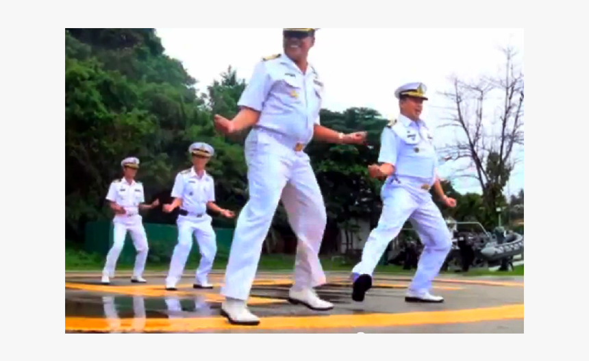 Marinos Tailandeses Se Divierten Al Ritmo Del Gangnam - Toss A Bocce Ball, HD Png Download