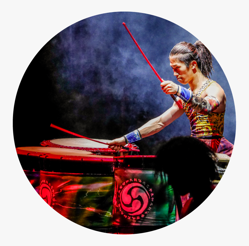 Yamato Male Drummer Holding Long Stick About To Hit - Wadaiko Yamato, HD Png Download