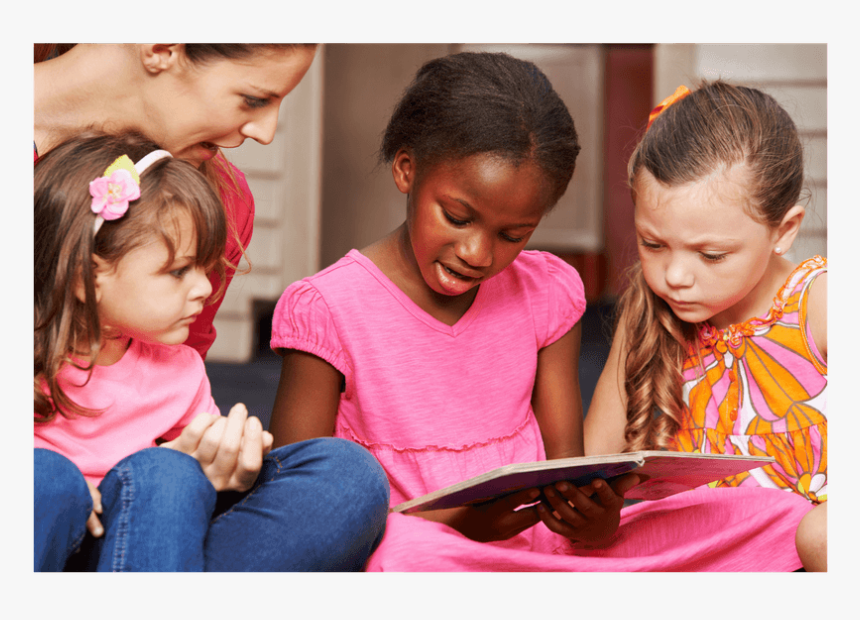 Mom Holding Chil On Her Lap While Other 2 Children - Niños Aprendiendo A Leer, HD Png Download