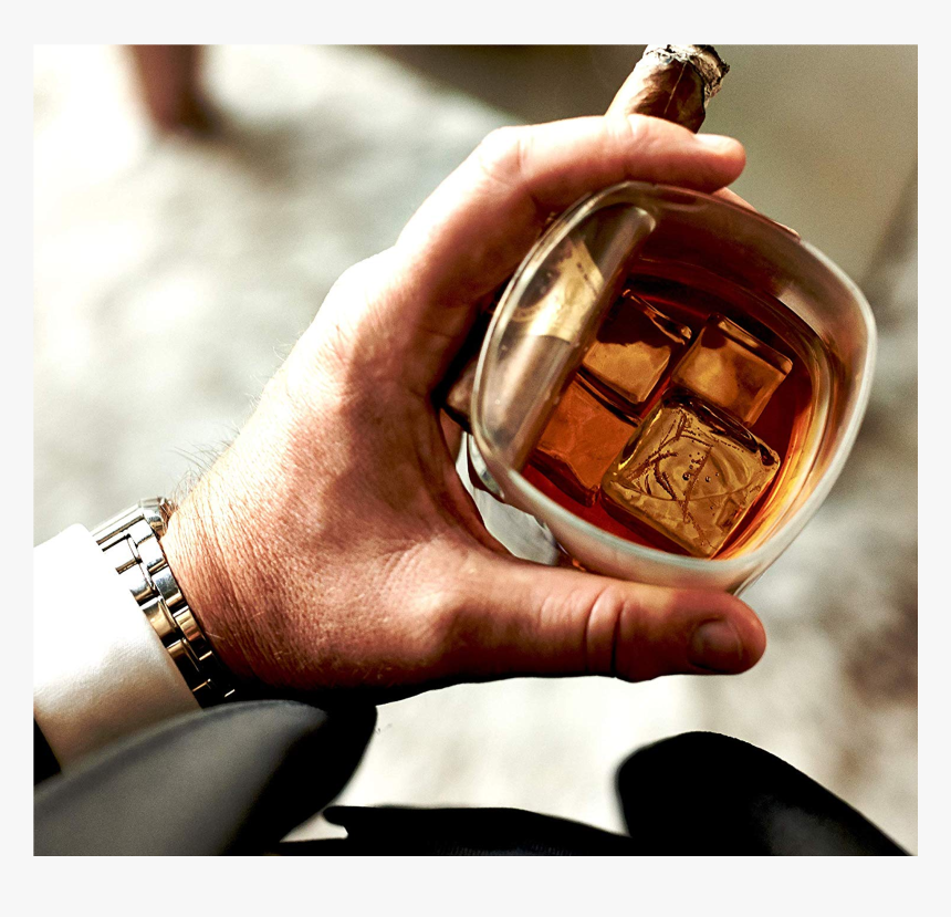 Мужчина с бокалом виски. Часы праздник. Часы к стакану. Стакан для виски. Стакана часов.